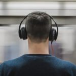 homens com fones de ouvido
