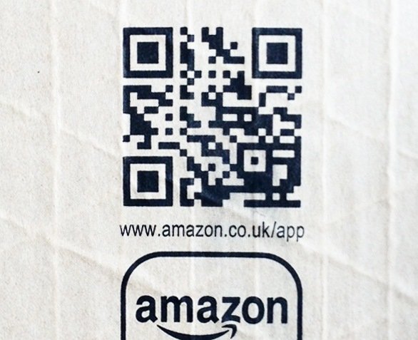 Codice QR sulla confezione di Amazon con codice QR che porta all'app di Amazon